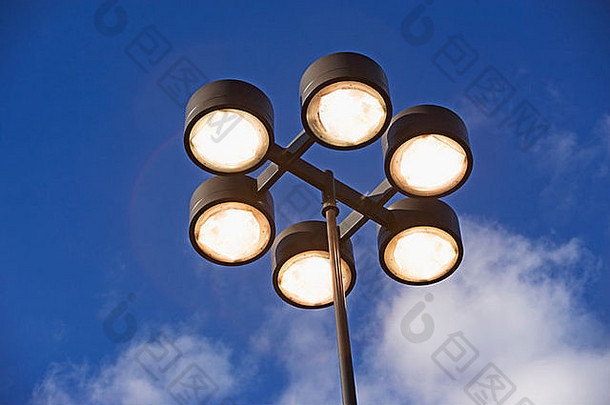 电光电天空光电光在户外停车很多视图切换路灯柱利格
