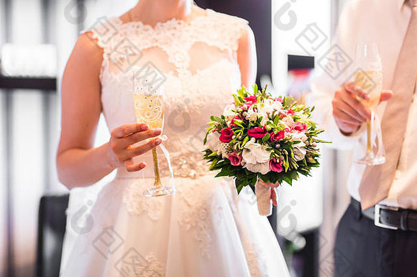 新娘和新郎手持结婚香槟酒杯