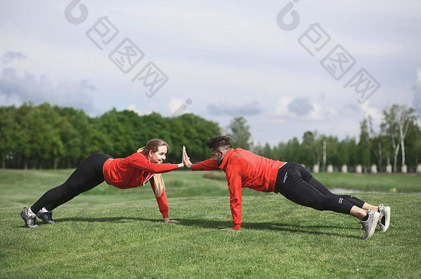 公园里的男女运动员训练