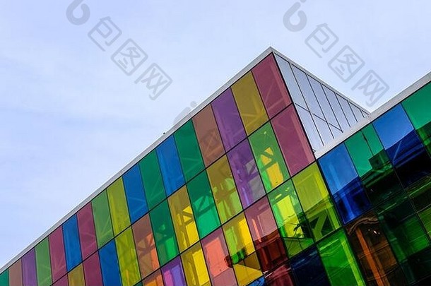 以抽象形式展示的现代彩色玻璃科技建筑。