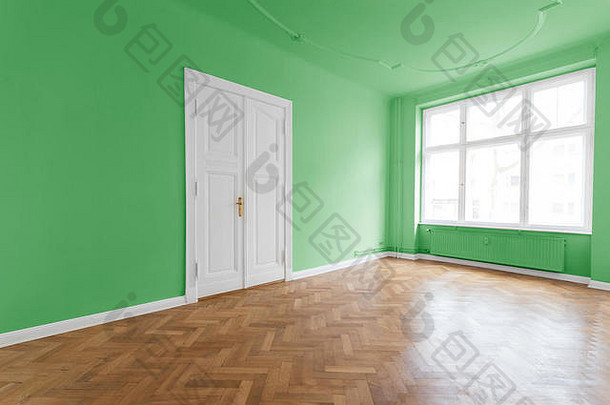 有绿色墙壁和拼花地板的房间