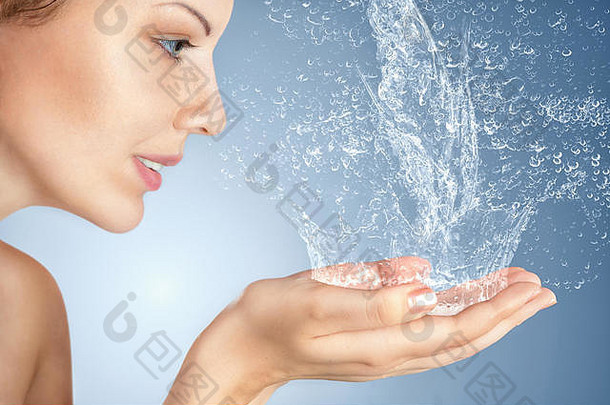 年轻的女人洗脸手清洁水早....