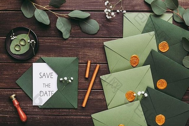 绿色现代信封有创意的婚礼邀请