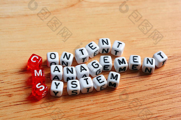 CMS内容管理系统写在木头背景上的骰子上