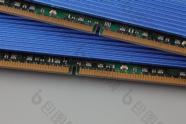 两个DDR2 SDRAM模块（计算机RAM）。特写。
