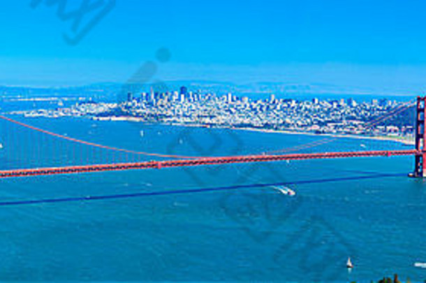 全景图，金门大桥以旧金山市为背景。