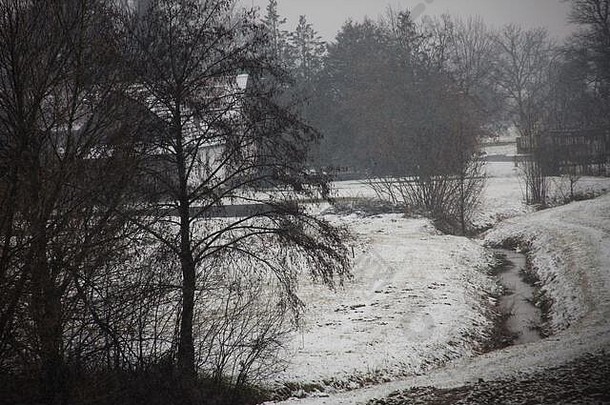 雪景观村边缘字段覆盖薄层雪路径流树寒冷的情绪农业冬天景观