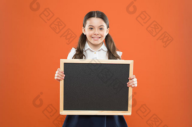 学校销售。回到学校。<strong>教师节</strong>快乐。9月1日。小女孩展示公告。带着黑板的快乐的小女孩。用于复印空间的黑板。信息写家庭作业。