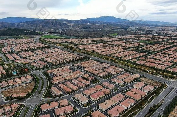 城市蔓延的鸟瞰图。郊区挤满了房屋和道路。在阴天。位于美国加利福尼亚州欧文市的大片土地