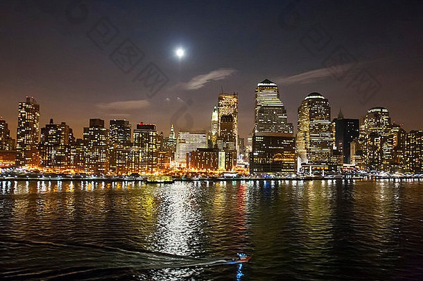 在美国纽约市，晚上从纽约港俯瞰曼哈顿金融区。