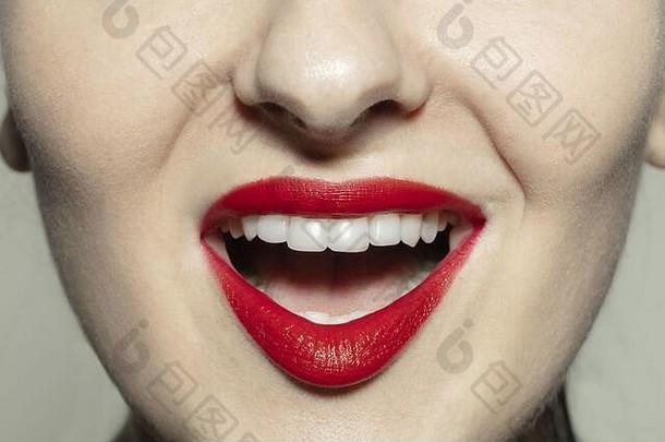 微笑牙齿特写镜头拍摄女口明亮的红色的光泽嘴唇化妆小鸡皮肤美容医学牙科美护理情绪面部表达式概念