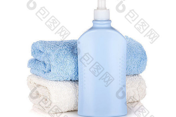 洗发水瓶毛巾孤立的白色背景