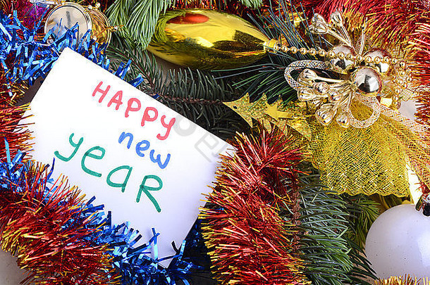 圣诞贺卡配一棵树枝和圣诞装饰品，水彩手绘祝贺新年快乐