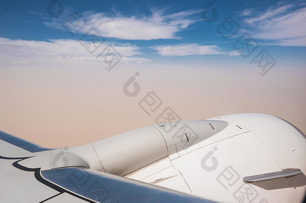 云层上的飞机涡轮细节