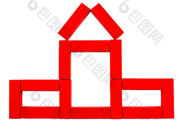 白色背景上木制玩具制成的红房子