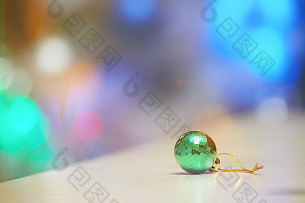 绿色圣诞玩具和背景照明。特写镜头