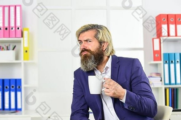 享受茶时间有胡子的男人。喝热饮料早餐茶早....饮料信任本能放松平静商人喝咖啡办公室喝咖啡