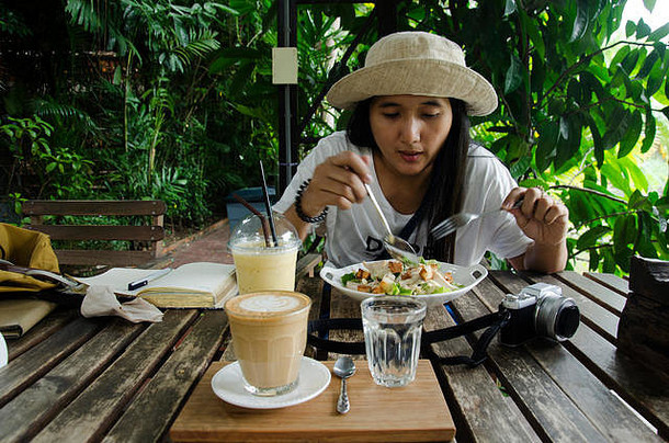 旅行者<strong>泰国</strong>女人吃早餐沙拉咖啡写作请注意书写博客咖啡馆<strong>餐厅</strong>不<strong>泰国</strong>