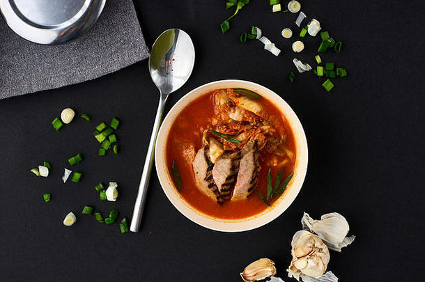 <strong>韩国</strong>菜。黑色背景的泡菜汤。