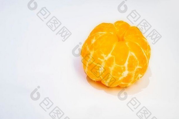 在白色背景上特写橘子果实。