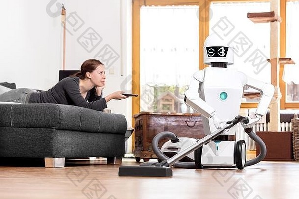 女人享受休闲<strong>机器人</strong>工作家庭AAI吸尘地板上