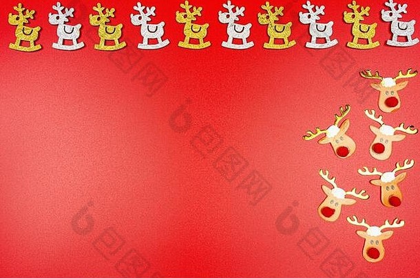 背景由金、银驯鹿和右侧驯鹿脸组成，在红色背景上隔离。