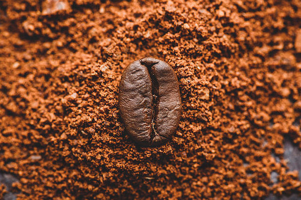 一堆磨碎的<strong>咖啡</strong>上的<strong>咖啡</strong>豆