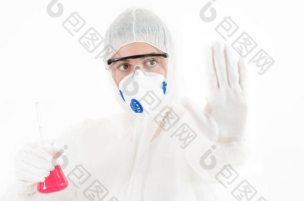 一名年轻女子穿着防护服，手持一些实验室玻璃器皿，隔离在白色地板上