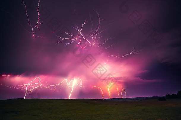 立陶宛闪电风暴的合成景观图像