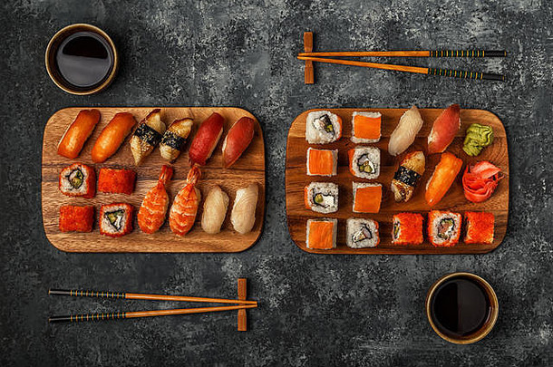 寿司<strong>套装</strong>：木制<strong>盘</strong>子上的寿司和寿司卷，俯视图。