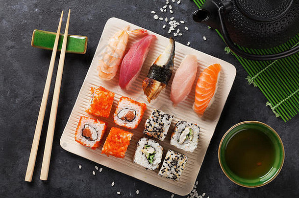 石桌上放着寿司、maki和绿茶。俯视图