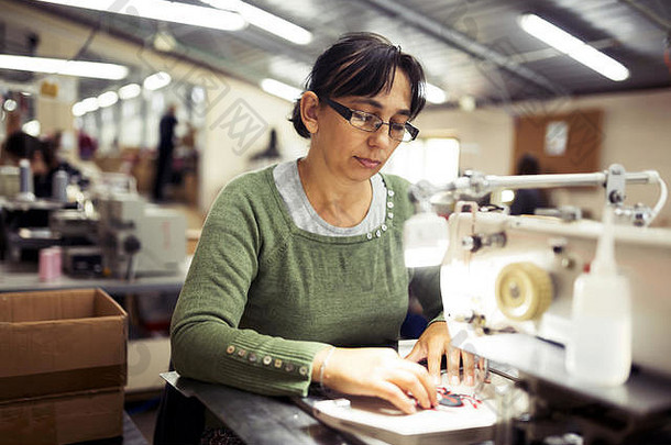 <strong>纺织工业</strong>工人用缝纫机缝纫