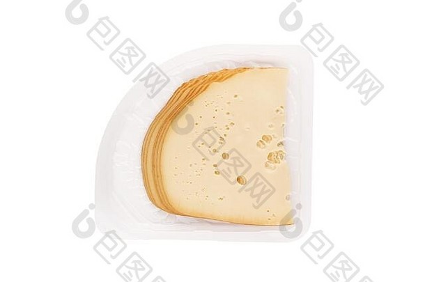 白色背景上隔离包装的圆形黄色奶酪烟熏片的俯视特写