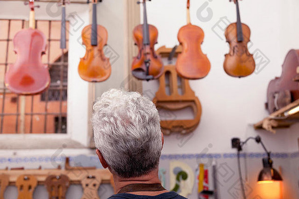 肖像成熟的小提琴制造商小提琴实验室