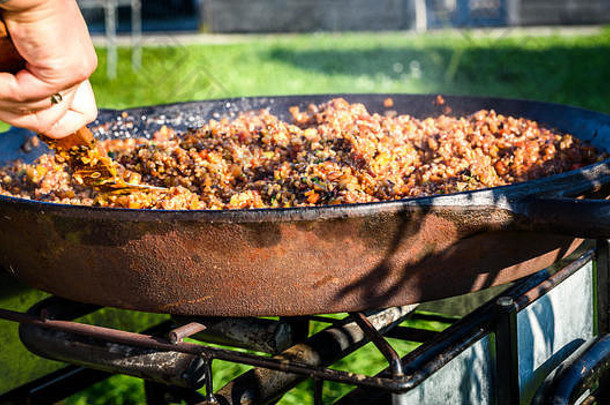 在铸铁锅中烹饪和制作传统西班牙海鲜饭。在前院聚会或商务活动上准备户外大海鲜饭。专业美食