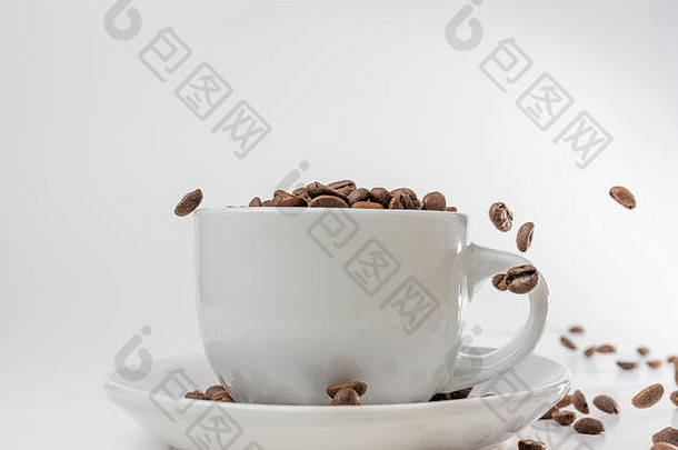 咖啡豆落在一个白色的瓷杯和茶托里，在空气中蹦蹦跳跳，传递着警觉的兴奋，所有这些<strong>都与</strong>白色的杯子和茶托隔绝