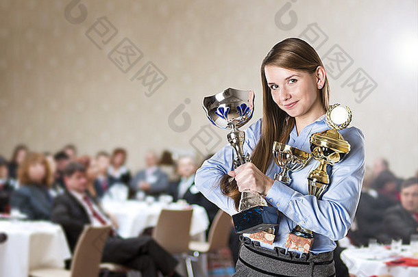 这位年轻的女商人在公司会议上获奖。