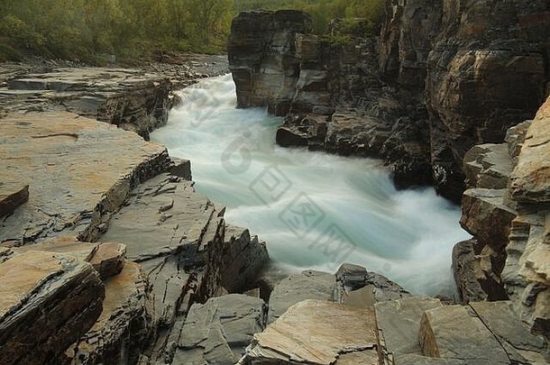 瑞典Abiskojakka溪流的长曝光照片。