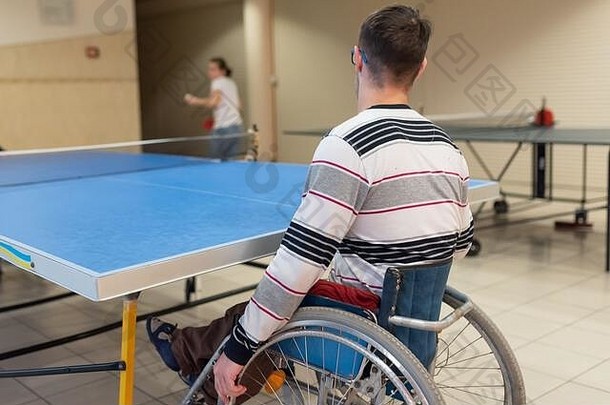 轮椅用户玩表格网球回来