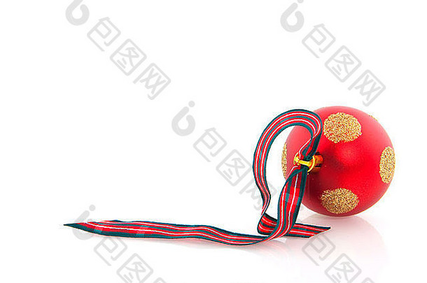 红色的金圣诞节球网纹丝带孤立的白色