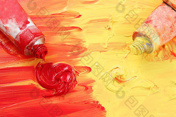 红色的黄色的颜色艺术家的石油油漆溢出污迹斑斑的画背景