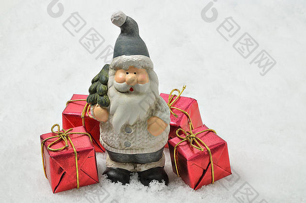 陶瓷数字父亲圣诞节<strong>灰色</strong>的<strong>衣服</strong>圣诞节树红色的包裹雪背景水平