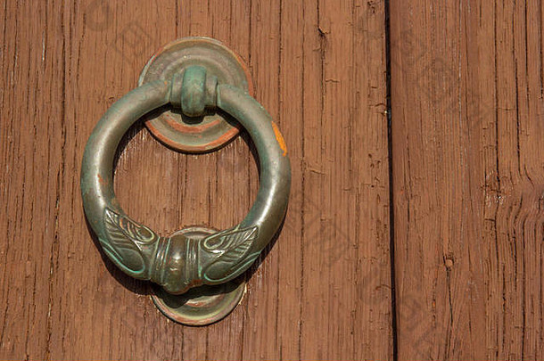 旧木门的黄铜门环