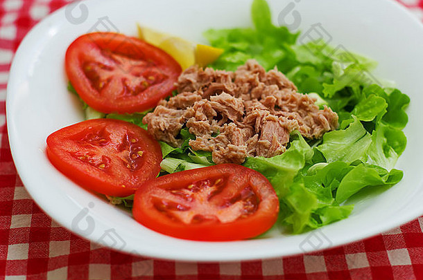 金鱼鱼肉配蔬菜沙拉和红番茄。