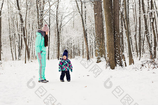 快乐家庭妈妈。婴儿女孩女儿玩笑冬天在户外雪