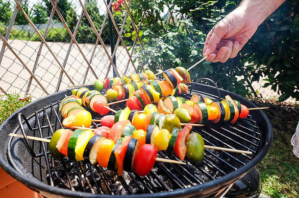 烹饪和烧烤蔬菜-西葫芦西红柿和辣椒-户外烧烤串-一个阳光明媚的轻松周末