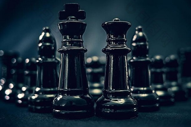 黑棋棋盘军排成一队，国王和王后领先。