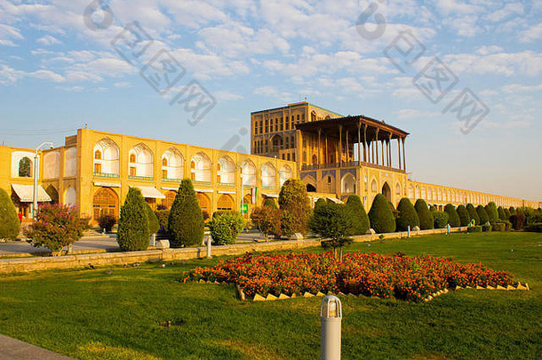 伊朗的一个历史遗迹是Naghshe Jahan广场。