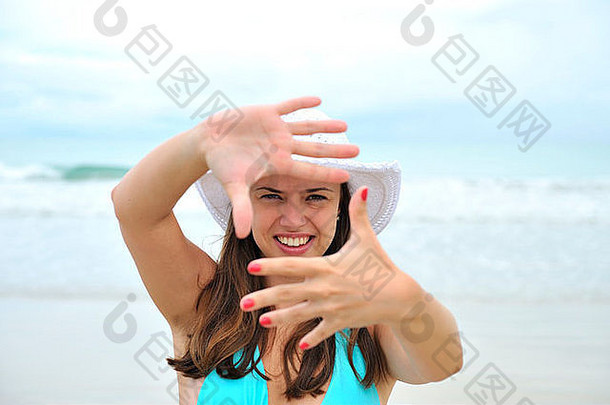 女人享受热带海滩港口鸡伯南布哥巴西