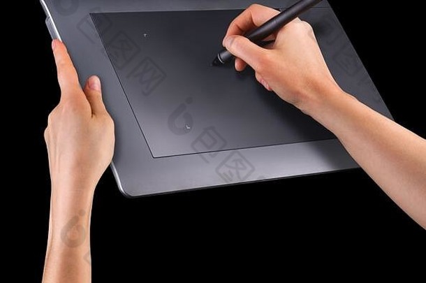 手持式数字图形笔和绘图绘图板在黑色屏幕上隔离